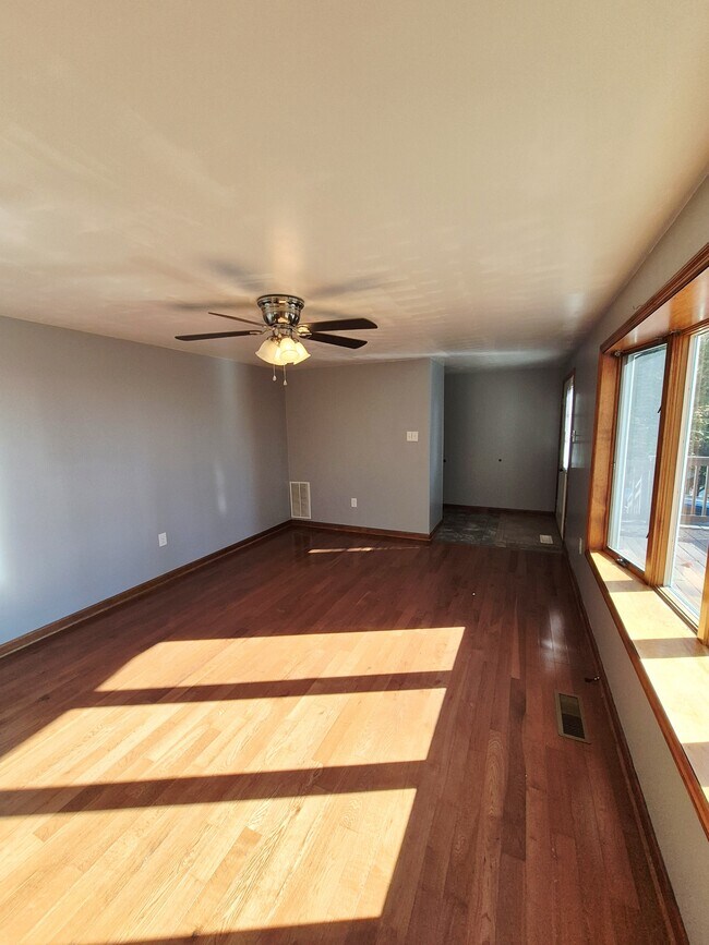 Building Photo - 976 Snow Mountain Rd