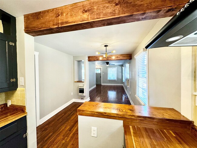 Building Photo - 1018 Dunbar St