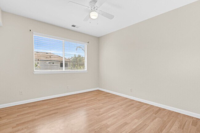 Building Photo - 880 Woodsong Ln
