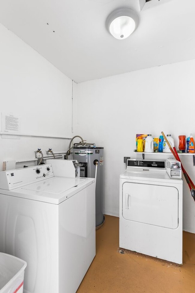 Building Photo - ** OLDE NAPLES ** 2 BED / 1 BATH - CONDO -...