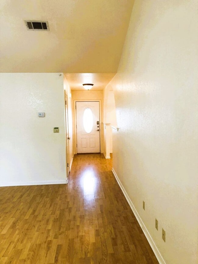 Building Photo - Country setting... on 2.69 acres!