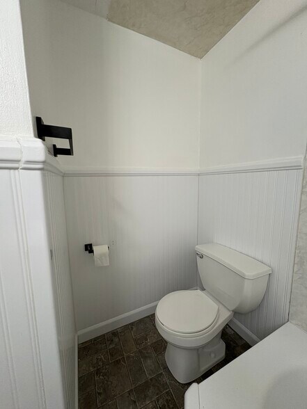 Building Photo - 2030 Hanover Ave