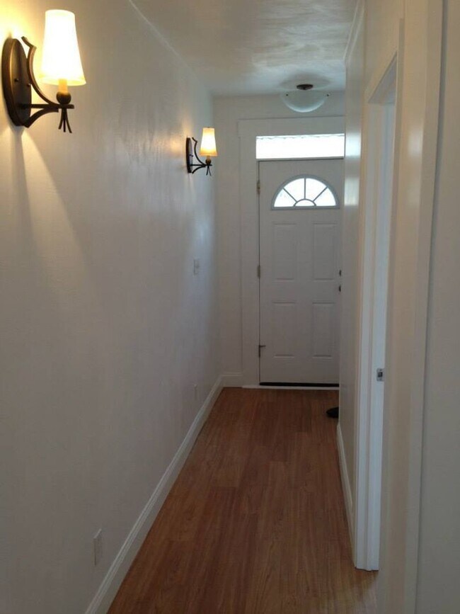 Building Photo - Elegant Modern Renovation. Stainless.Quartz.A/C.Laundry.Private Patio.