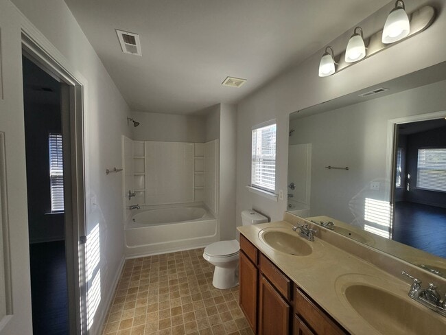 Building Photo - Beautiful 3 Bed 3 Bath Home in Amberly – Prime Triangle Location!