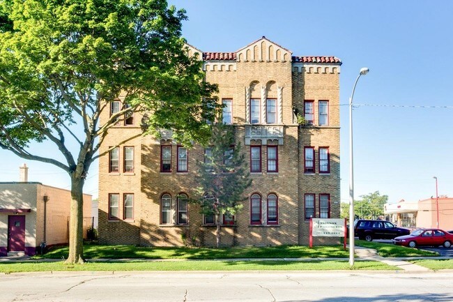 Building Photo - 2021-2027 W Atkinson Ave