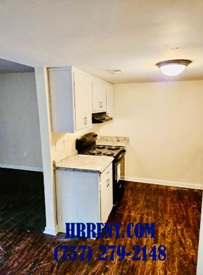 Building Photo - Cozy 3 Bedroom 1.5 Bathroom Townhouse loca...