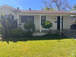 Building Photo - Available Now!! Delightful 1 bedroom, 1 ba...