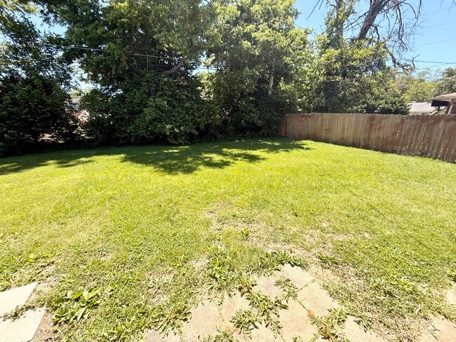 Building Photo - 708 Greenbriar Dr