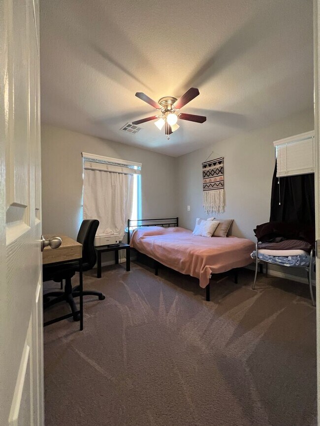 Building Photo - ABSOLUTELY AMAZING! Large 4 bedroom 2 stor...