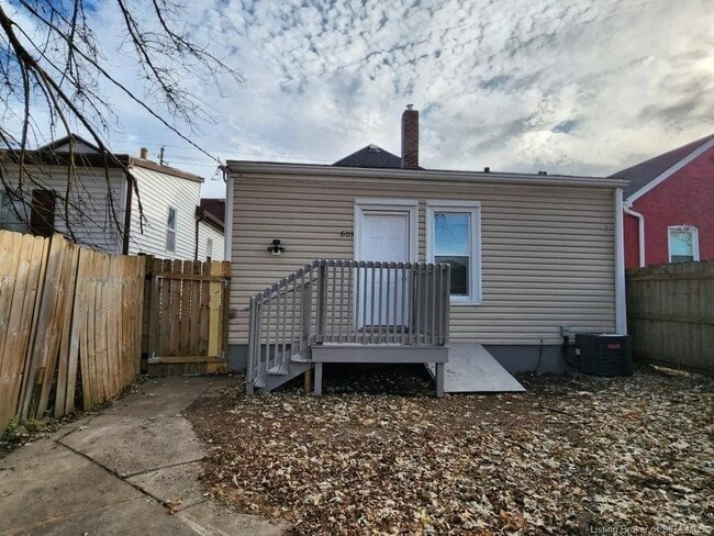 Building Photo - 603 E Oak St