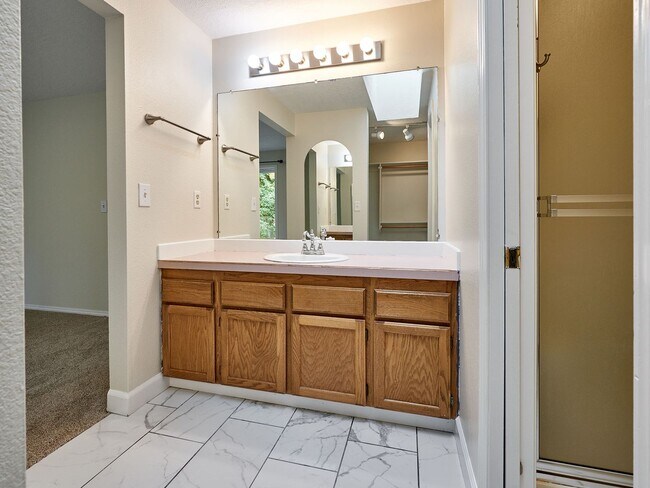 Building Photo - 3 bed, 2 bath single-level home in South Salem