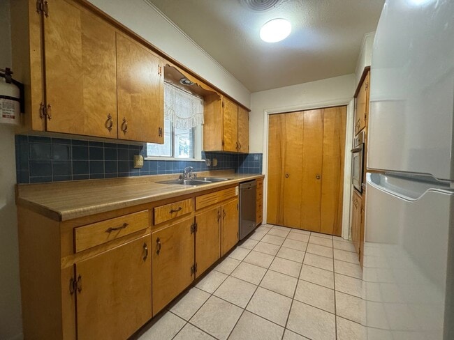 Building Photo - 2000 S Richardson Ave