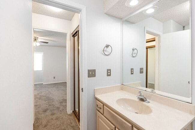 Building Photo - Shawnee Condo all redone close to Shops an...