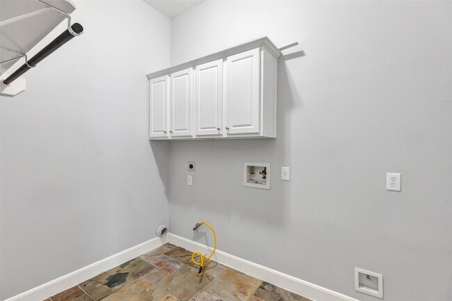 Building Photo - 14115 Norhill Pointe Dr