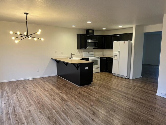 Building Photo - Enormous Tri-Level Townhome 2/2 w/Bonus Room Available Feb. 6th