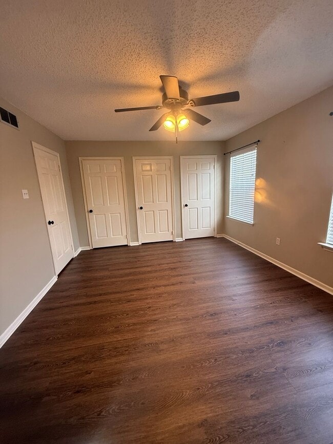 Building Photo - Beautiful 2 Bedroom Townhome off Jefferson