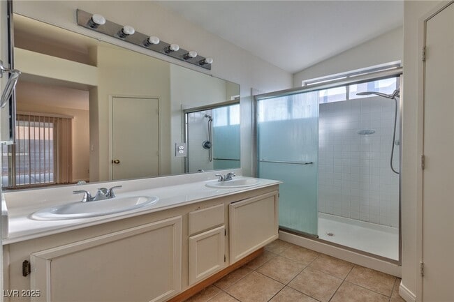 Building Photo - 5537 Oakwood Ridge St