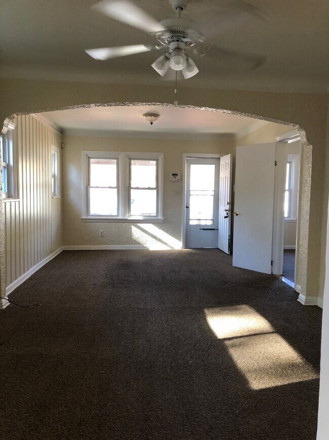 Building Photo - 2 bed Home for Rent with bonus room ....drive by and take a look