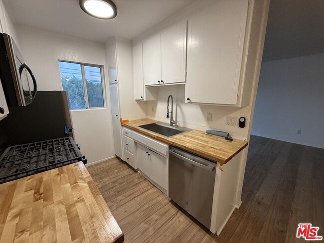 Building Photo - 1218 McClellan Dr