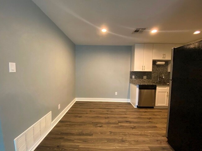 Building Photo - 3411 Lynridge Dr