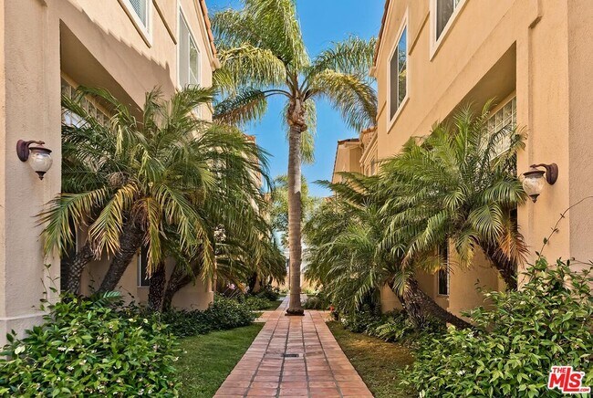 Building Photo - 1630 E Palm Ave