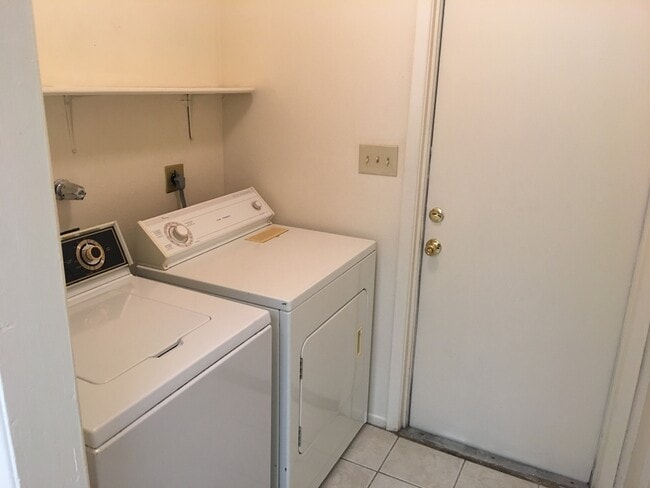 Building Photo - Tempe 4 Bed/ 2 Bath Single Story with Pool and Full Pool Service