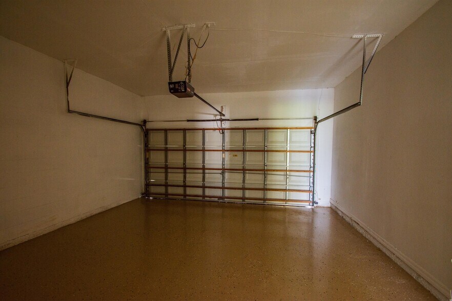 Building Photo - Available Now! 3/2 Home Near Hunter's Cree...