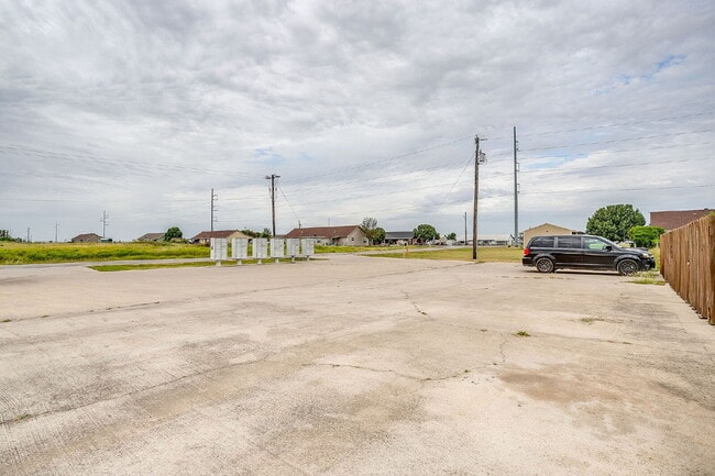 Building Photo - Updated Duplex in Weatherford with large y...