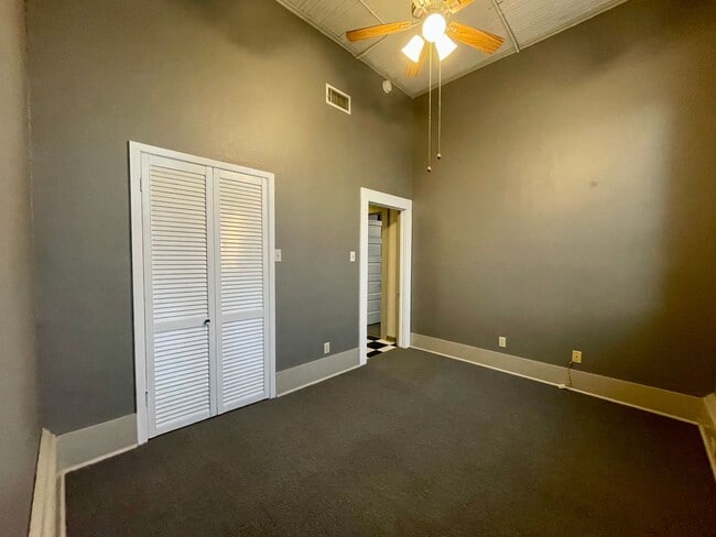 Building Photo - 105 W Hickory St