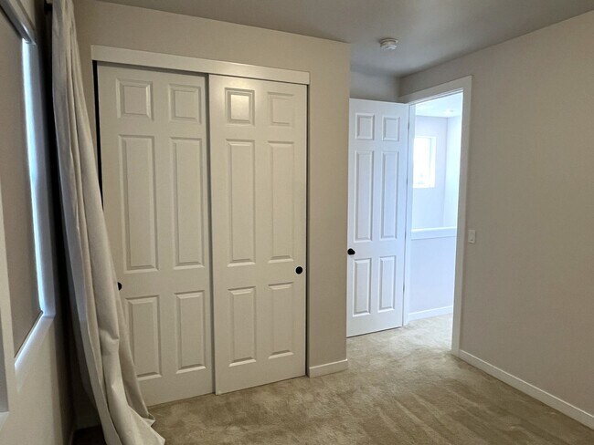 Building Photo - Modern Luxury Meets Convenience in Hillsboro