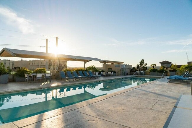 Building Photo - 300 Bowie St