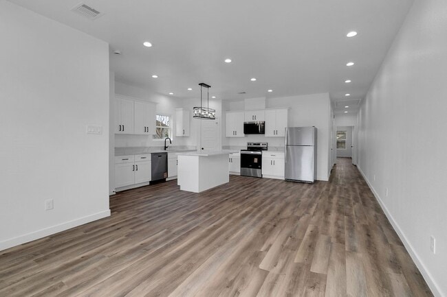 Building Photo - 106 Runnels St