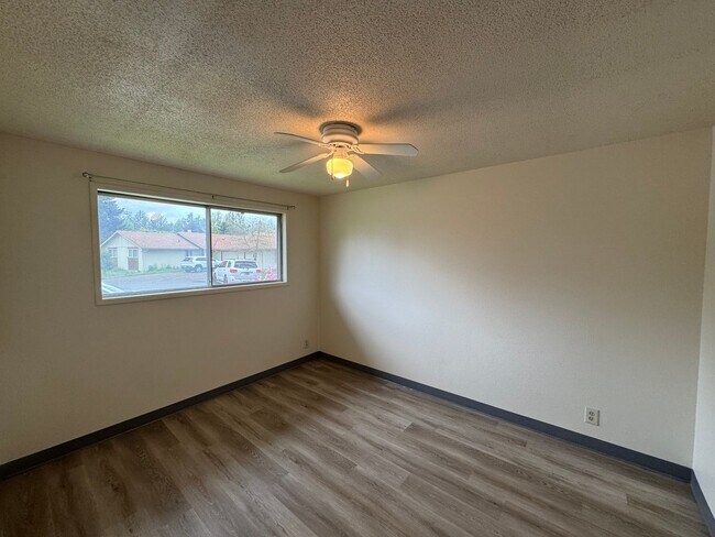 Building Photo - 3 Bedroom, 2 Bath Single Family Home in Cal Young/Gilham Neighborhood