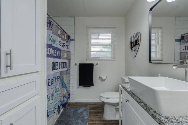 Building Photo - Charming Updated 3 Bedroom