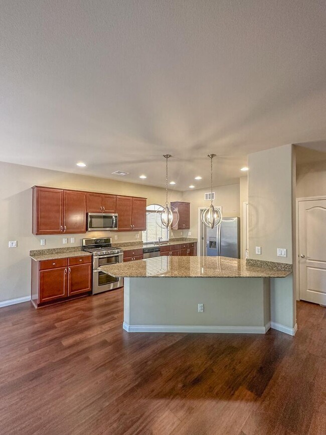 Building Photo - LUXURIOUS SPACIOUS HOME WITH MODERN UPGRAD...