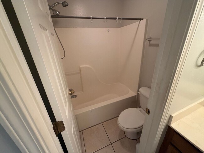 Building Photo - Updated Duplex In the heart of Niceville!