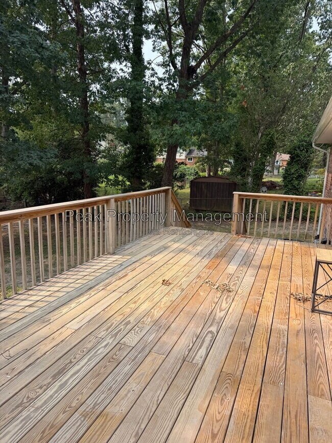 Building Photo - 2119 Woodmont Dr