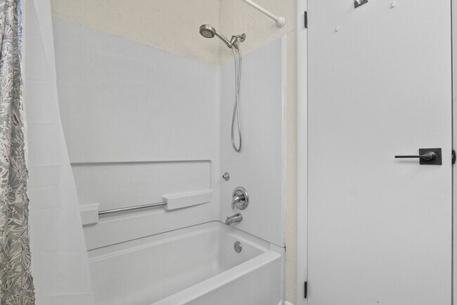 Building Photo - Fully remolded and furnished condo.