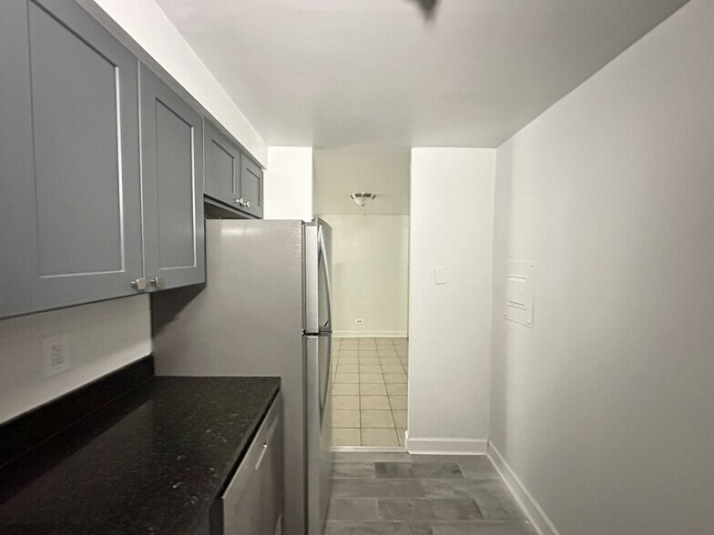 Building Photo - 3825 N Pine Grove Ave