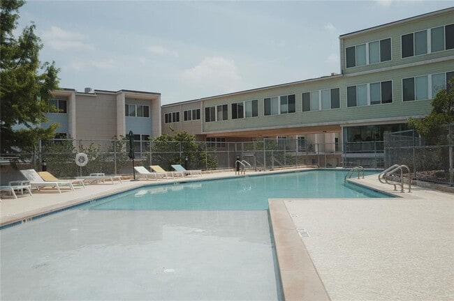 Building Photo - 604 N Bluff Dr