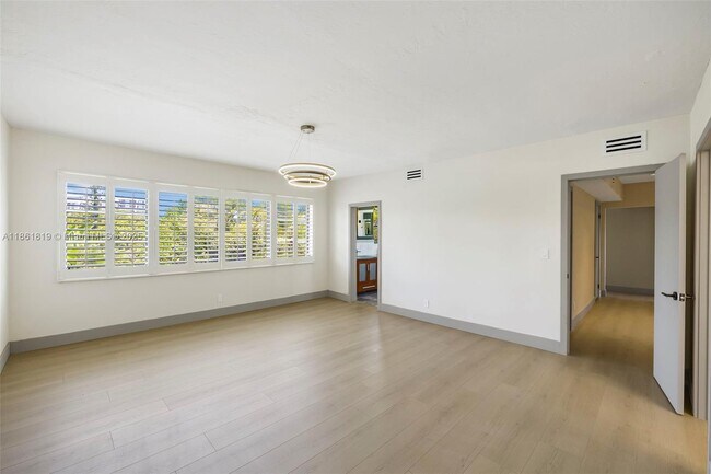 Building Photo - 3180 N Bay Rd