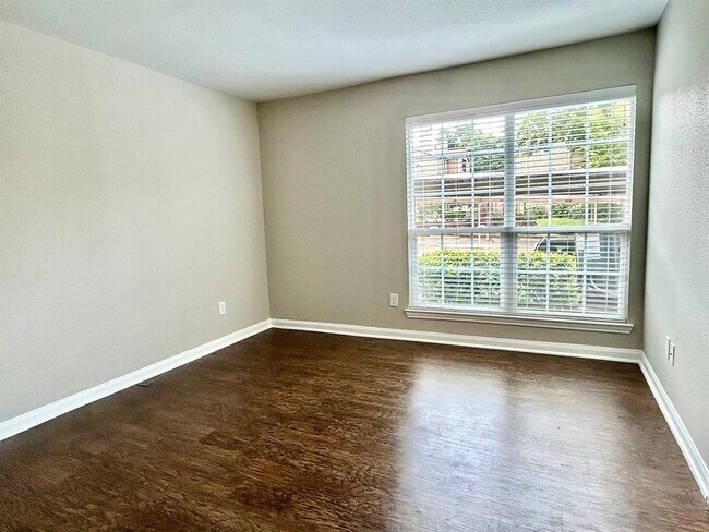 Building Photo - 1860 White Oak Dr