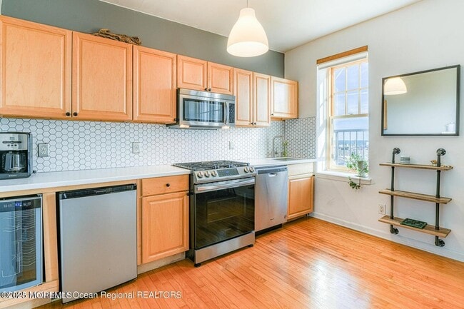 Building Photo - 218 2nd Ave