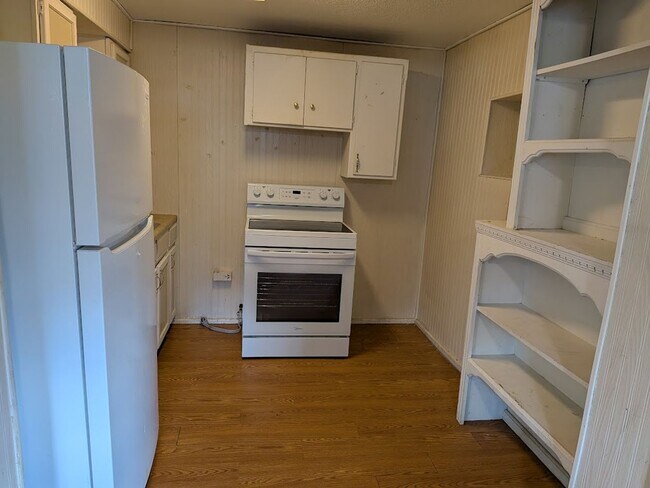 Building Photo - Front,E.324-326