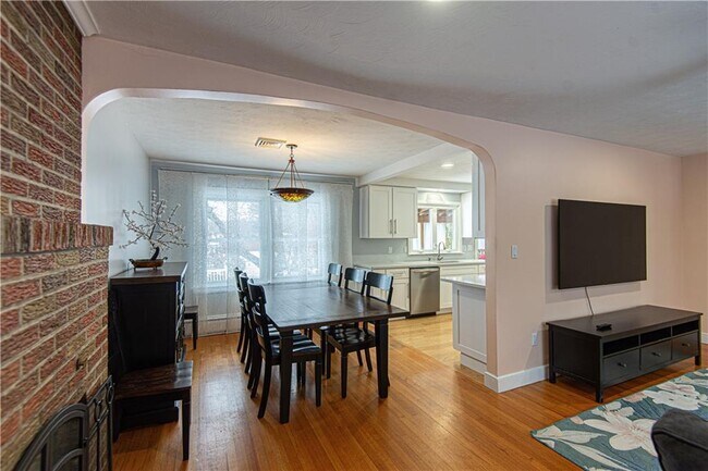 Building Photo - 25 Weeks St