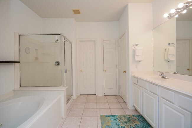 Building Photo - 2 Stone Arrow Pl