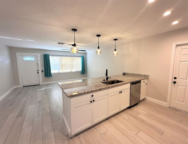 Building Photo - ** CENTRAL NAPLES ** 3 BED + DEN / 2 BATH ** GARAGE - NO HOA! ** ANNUAL RENTAL **