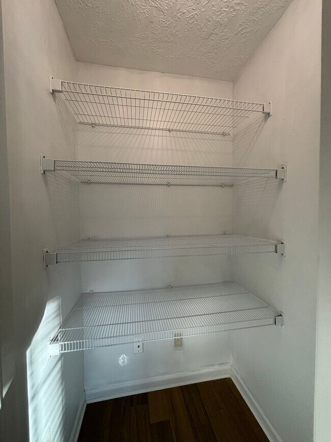 Building Photo - AVAILABLE NOW- LOW MAINTENANCE, MOVE-IN READY PATIO HOME IN NE COLUMBIA!!