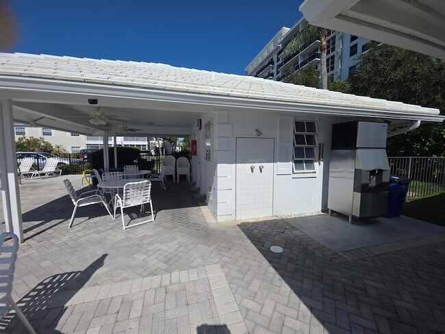 Building Photo - 6391 Bay Club Dr