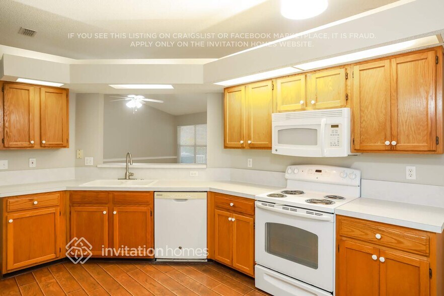 Building Photo - 5666 Plum Hollow Dr W